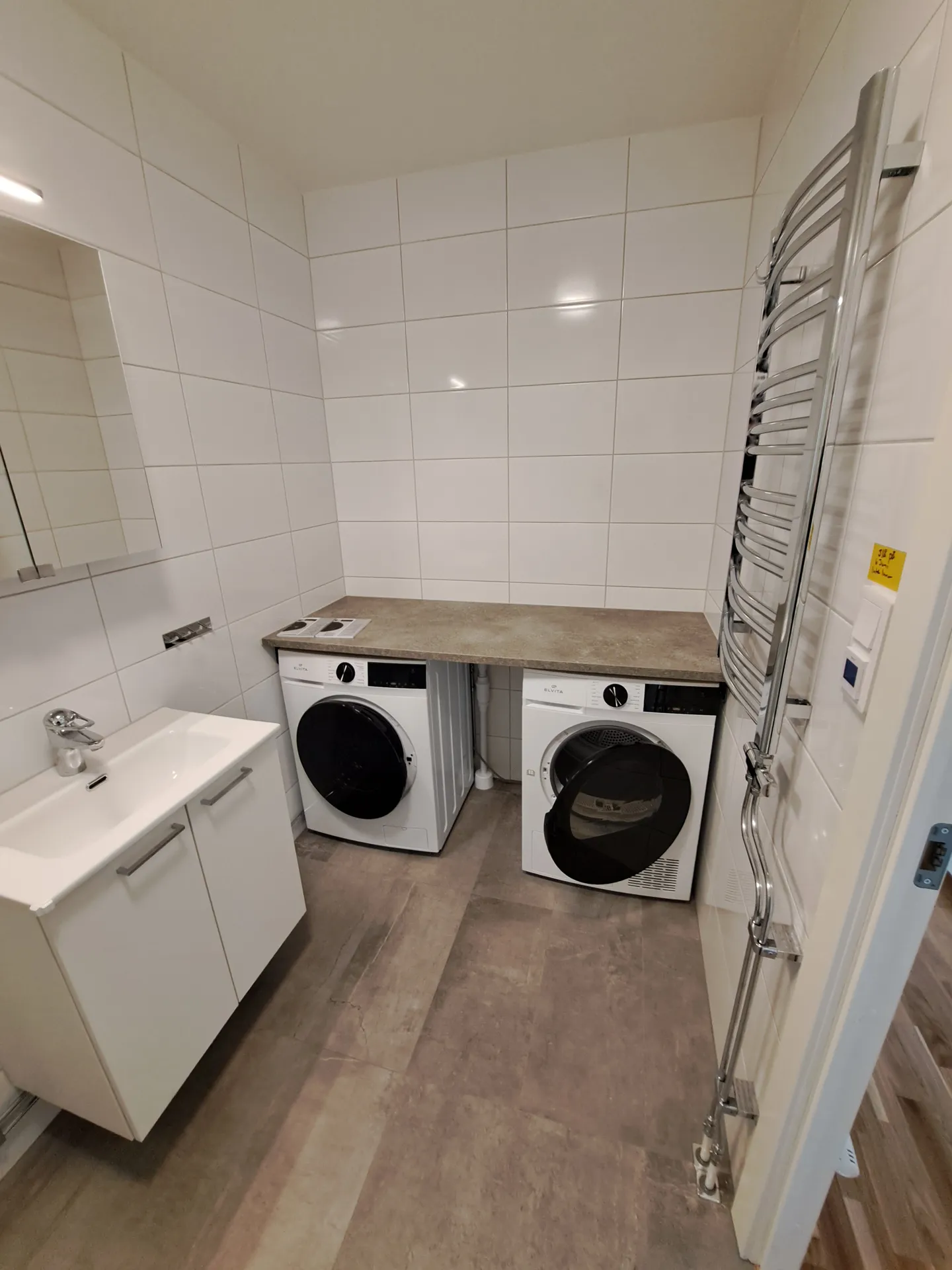 Badrum med egen tvättmaskin, torktumlare och handdukstork